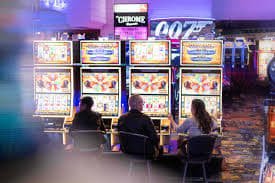 Người chơi thưởng thức slot online đa chủ đề tại 8xbet app